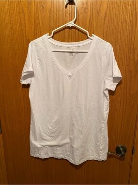 Derek Heart Women’s V-Neck White Tee